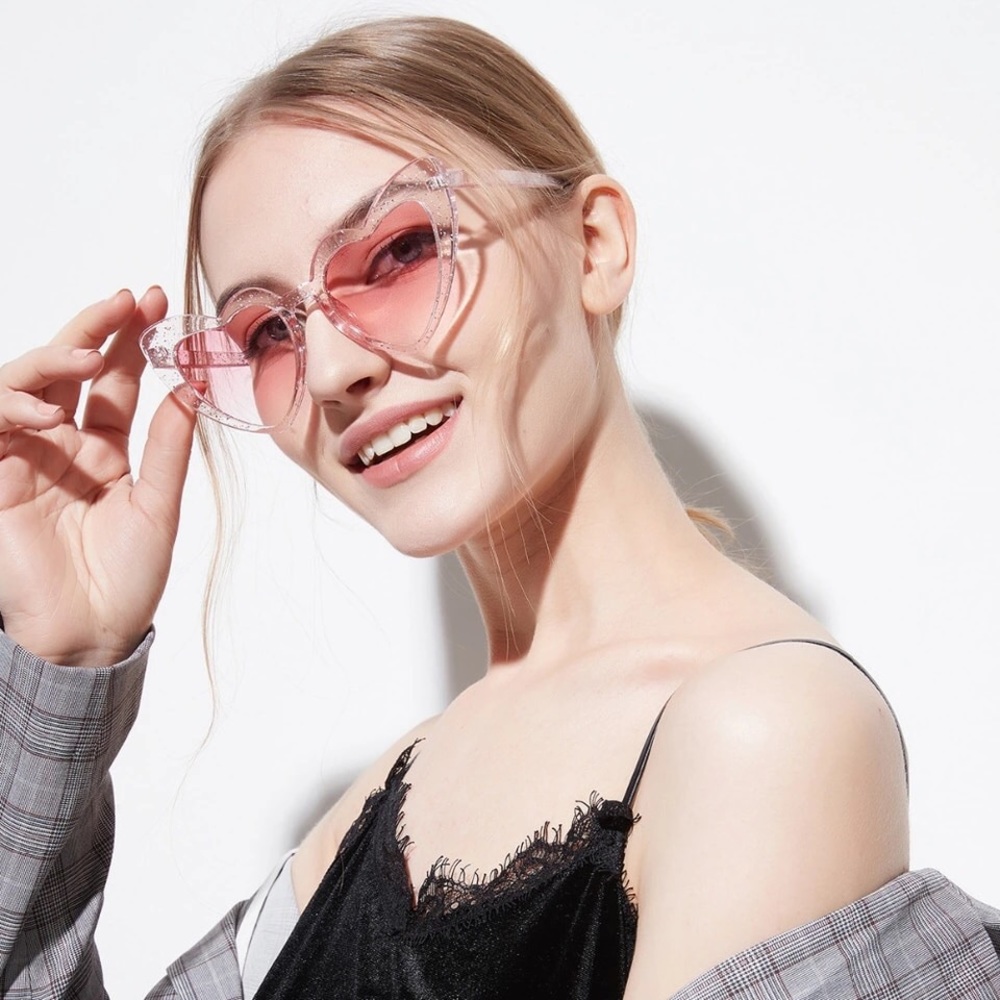 *Last Pair* NEW Heart Shaped Sunglasses - Picture 5 of 5